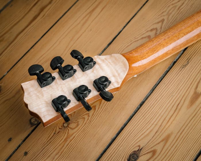 Guitare électrique - Gibson Les Paul - Luthier - Détail placage de tête érable ondé