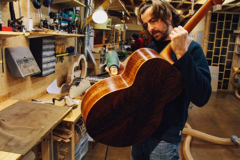 Formation de luthier guitare chez Richard Baudry Favier Guitars
